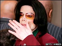 مايکل جکسون درحال ورود به دادگاه در سانتا ماريا، کاليفرنيا