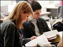 在图书馆学习的英国学生