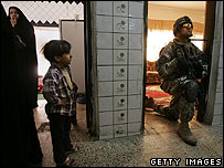 نظاميان آمريکايی در عراق خانه ای را برای کشف سلاح جستجو می کنند