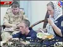 نیروهای بریتانیایی بازداشت شده در حال صرف غذا