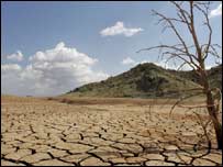 İspanya'da kuruyan bir baraj gölü.