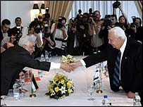 Şaron ve Abbas Şubat'taki zirvede el sıkışıyor
