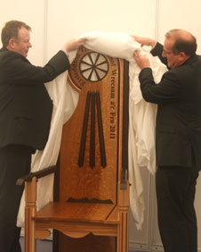 Dadorchuddio'r gadair y pnawn 'ma