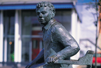 Cerflun o Dylan Thomas yn Abertawe