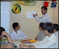 استاد در حال تدريس