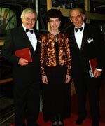 Gofalwyr y llwyfan nos Sadwrn - Robin Jones, Penrhyndeudraeth, Ifan Jones Davies, Llanllyfni a Rona Jones, cyfeilydd Y Rhuban Glas