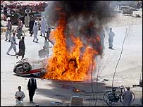 يک خودروی پليس از سوی تظاهرکنندگان خشمگين در کابل به آتش کشيده شده است