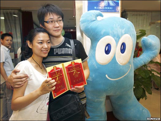 上海一對新人與世博會吉祥物「海寶」合影留念(新華社圖片9/9/2009)