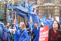 Draig Las Prostest y Don yn Llundain