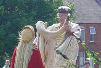 Yr Archdderwydd yn derbyn y corn hirlas yn ystod y seremoni