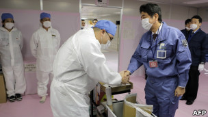 安倍身穿保护服乘车视察了核泄漏事故的地点