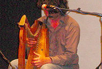 Paul Dooley yn chwarae o lawysgrif Robert ap Huw yn Nolgellau.