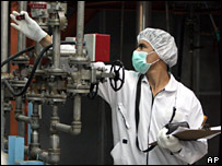 تکنسين ايران در تاسيسات فراوری اورانيوم در اصفهان، سوم فوريه 2007