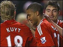 Cầu thủ Liverpool mừng sau ghi bàn