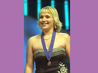 Rhian Lois o Bontrhydygroes, enillydd Gwobr Goffa Osborne Roberts ac ysgoloriaeth Côr Meibion Cymru Llundain.