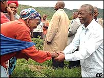 Thabo Mbeki, presidente da África do Sul, cumprimenta eleitores