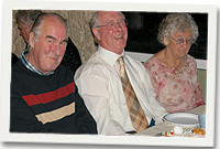 Pobl yn cael te