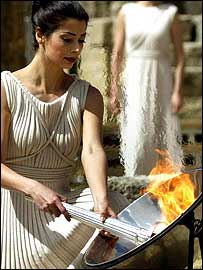 مراسم آتش کردن مشعل المپيک در يونان