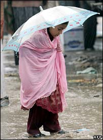 Muzafferabad'da depremzede bir çocuk