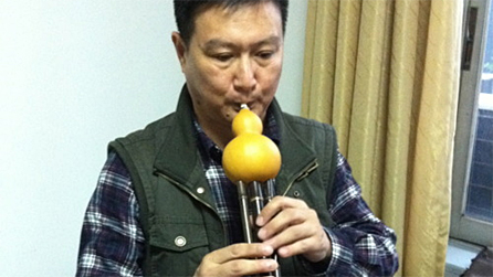 Sun Xian Chu playing the Hulusi