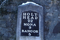 Carreg filltir ar yr A5 ym Mhorthaethwy