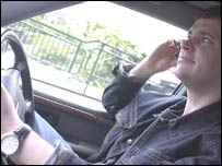 راننده درحال مکالمه با تلفن همراه 