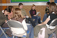 Y grwp yn gweithio ar eu straeon.