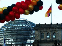 Almanya Parlamentosu ve Alman bayrağı renginde balonlar