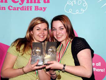 Elain Llwyd ac Elliw Mai o Ysgol Glanaethwy - cyntaf deuawd 15-19 oed