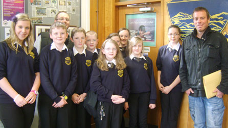 Gai Toms and Dewi Prysor with pupils during a workshop in Ysgol y Moelwyn
