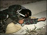 Turistlerden biri ölü numarası yapıyor