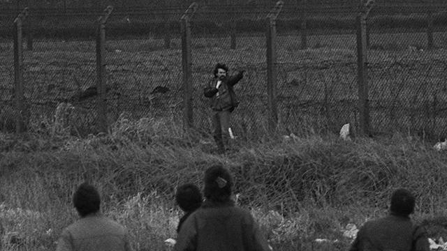 Michael Stone shoots towards mourners at Milltown Cemetery (Pacemaker Press Intl)