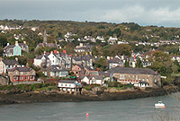 Tref Porthaethwy ar lannau'r Fenai.