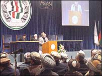 رييس لويه جرگه، پيشنهاد کرد که به دليل مساوی بودن آرا نفر دوم و سوم و نيز کسب رضايت زنان، لويه جرگه چهار معاون داشته باشد