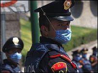 Başkent Mexico City'de maskeli bir polis, 26 Nisan 2009