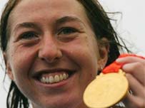 Nicole Cooke gyda'r fedal aur