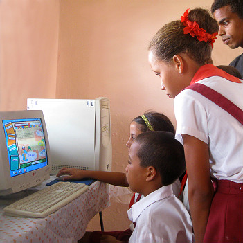 Niños en una clase de computación en una escuela rural de la provincia de Pinar del Río. (Foto: Raquel Pérez)