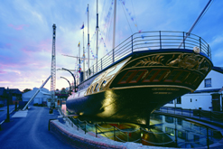 Portside stern of the ss Great Britain at night - photographer: Mandy Reynolds (courtesy/© of ss Great Britain Trust)