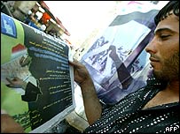 Anayasa hakkında bir ilanı okuyan Iraklı