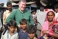 Gwneud ffrindiau - Hywel Gwynfryn yn yr India