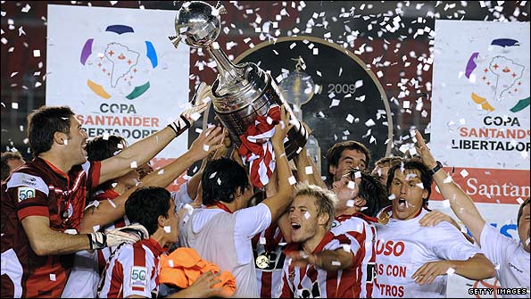 Estudiantes celebrate winning the 2009 Cope Libertadores