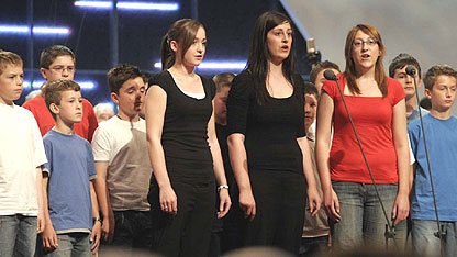 Côr plant Ysgol Maes Garmon yn perfformio 