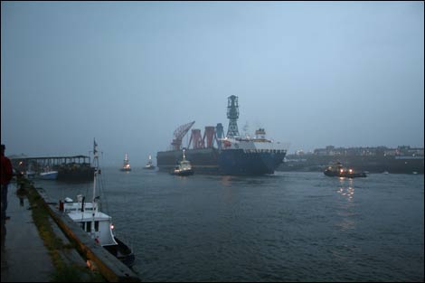 Osprey leaves the River Tyne with its cargo of Swan Hunter cranes. Photo: John Lane