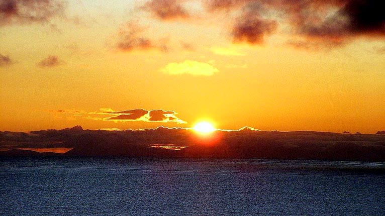 Èirigh na grèine air cnuic Taobh Siar Rois agus a' Chuan Sgìth