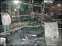 کئی لوگ میلے والی جگہ پر مکمل جلے ہوئے تمبؤوں اور قناطوں میں گھوم رہے تھے۔