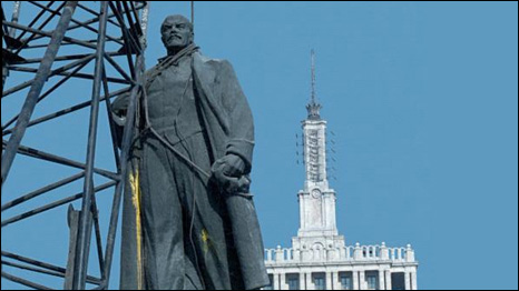 Lenin statue being taken down