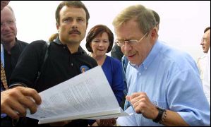 Ministr životrního prostředí Miloš Kužvart a prezident Václav Havel v Posázaví