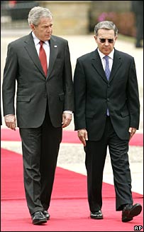 George Bush ve Alvaro Uribe