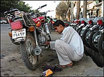 عبدالقدير در تعميرگاه موتورسيکلت