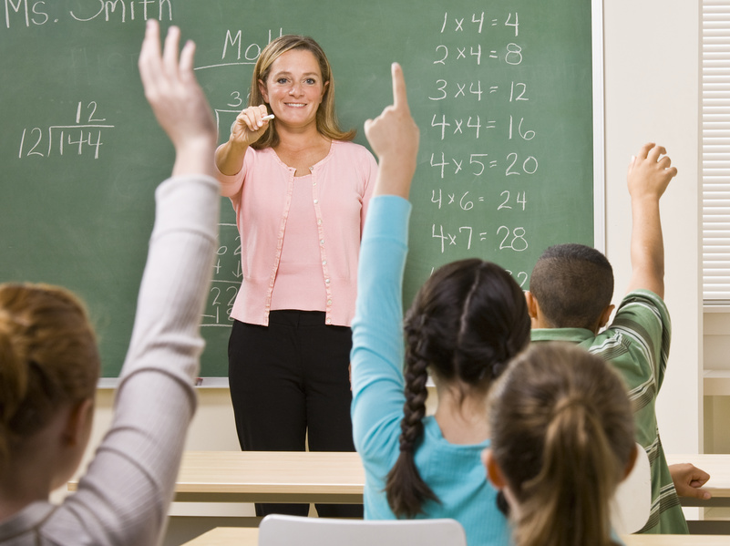 student answering teacher's question @ Avava - Fotolia.com